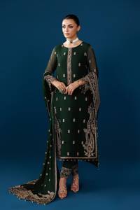 Robe trapèze en organza brodée verte à motif floral pour femme, idéale pour les mariages traditionnels indiens et pakistanais, ou les tenues de soirée. - Product Image 5