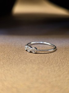 Bague tendance à trois pierres en moissanite taille ronde, en argent sterling 925 original, pour mariage, promesse ou anniversaire, avec breloques - Product Image 4