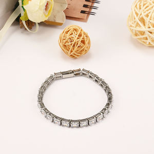 Pulsera de tenis de lujo con moissanita de corte cuadrado completo para mujer, pulsera brillante con pavé de baguette, pulsera de tenis con diamantes - Product Image 1