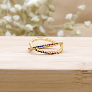 Vente en gros d'anneaux en argent sterling 925 plaqués or jaune avec pavé de CZ multicolores en forme de croix, bijoux Memoria - Product Image 3