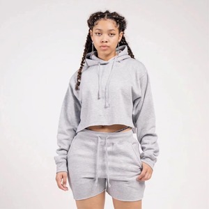 Ensemble deux pièces personnalisé pour femme : crop top à capuche zippé et short, en coton respirant, idéal pour l'hiver, avec logo imprimé, couleur unie, fabrication OEM - Product Image 1