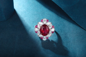 Anillo de Compromiso de Lujo para Mujer con Rubí en Forma de Flor y Diamantes Redondos de Corte Brillante con Engaste de Garras - Product Image 1