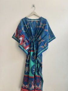 Robe Kaftan en Soie de Sari Indien Vintage Assortie, Écologique, Faite à la Main pour Femmes, Robe de Nuit de Luxe, Robe Maxi - Product Image 2