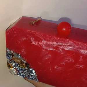 Elegante bolso de mano rojo de resina con adornos florales de cristal y cadena dorada, hecho a mano para bodas y fiestas. - Product Image 2