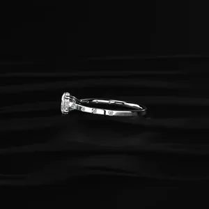 Bague de mariage en diamant taille ovale, look moderne, avec clarté VVS-VS certifiée IGI. Achetez directement auprès d'un fournisseur indien de confiance. - Product Image 5