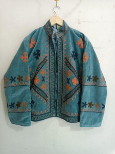 Eleva tu Estilo Diario con esta Chaqueta Bohemia de Terciopelo Turquesa con Bordado Suzani, Chaqueta Floral Bordada a Mano por Artesanos Indios - Product Image 3
