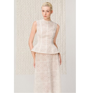 Chemisiers élégants pour femmes ZERAPHIEL PEPLUM Mock ODM sans manches, prêts à être expédiés, pour occasions de villégiature et événements - Product Image 2