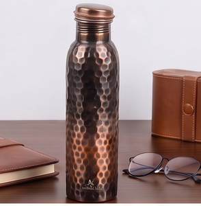 Botella de agua de cobre martillado en negro y cobre con tapa de rosca, aislamiento térmico reutilizable, diseño vintage para viajes y senderismo - Product Image 3