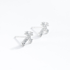 Boucles d'oreilles modernes en or avec croix en diamant, bijoux minimalistes, inspirés de la foi, bijoux religieux raffinés, cadeau significatif pour elle - Product Image 4