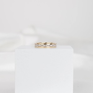 Anillo de Eternidad Completo con Esmeraldas y Diamantes Cultivados en Laboratorio con Corte Redondo en Oro Amarillo de 14K, Elegante Anillo de Boda, Regalo de Aniversario para Mujer - Product Image 6