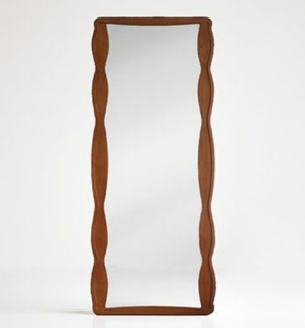 Espejo de pie de madera con borde de diseño de sellos postales creativos. La marquetería bicolor aporta un estilo divertido. Disponible a precio de mayorista. - Product Image 3