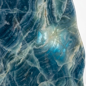 Grande dalle d'onyx bleu poli - Pierre durable et imperméable pour le revêtement mural de la cuisine et de la salle à manger |   Impex Pakistan IP-U-26-08-039 - Product Image 2