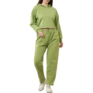 Conjunto Deportivo de Mujer de Alta Calidad con Logotipo Personalizado, Sudadera Corta con Hombros Caídos y Pantalones Deportivos para un Look Deportivo y a la Moda - Product Image 1