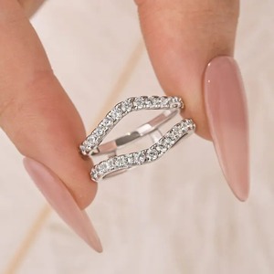 Anillo de compromiso y boda de plata de ley 925 con moissanita de 0.9 quilates, diseño vintage y moderno para mujer, con inserciones de oro. - Product Image 1