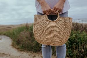 Vente en gros au Vietnam de sacs à main classiques écologiques en jacinthe d'eau avec paille en jonc de mer fabriqués à la main pour femmes - Product Image 6