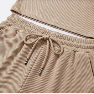 Conjunto de 2 piezas para mujer, top corto sin mangas acanalado y pantalones cortos por encima de la rodilla, color sólido, informal, para primavera y verano - Product Image 5