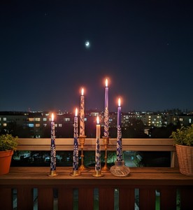 Bougies décoratives coniques artisanales bleues et blanches en WAXWARE – Idéales pour Noël, Halloween, Pâques – Ensemble élégant pour décorations de soirée - Product Image 1