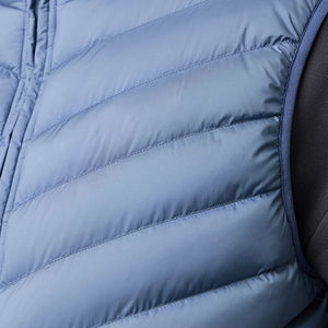 Gilet matelassé imperméable personnalisé pour homme, sans col, entièrement zippé, avec garniture contrastante, matelassage horizontal, été, polyester/coton, sans manches - Product Image 6