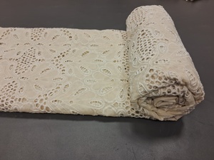 Tela de Algodón Blanco Premium de Fábrica al por Mayor con Bordado Schiffli - Material Floral con Ojales de Diamante y Calado para Vestidos - Product Image 3