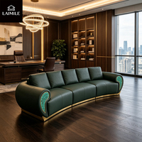 Canapé modulaire incurvé de luxe italien en cuir véritable vert foncé avec incrustations turquoise et base en métal doré pour salon de villa