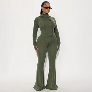 Ensemble deux pièces pour femmes, haut à col haut uni à capuche et pantalon évasé, tissu tricoté écologique - Product Image 1