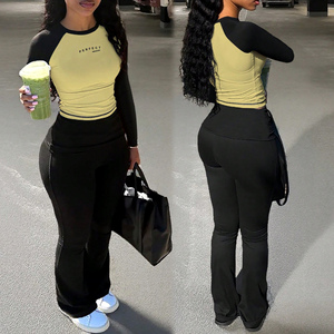 Ensembles pour femmes : Survêtement deux pièces tendance de haute qualité, comprenant un crop top et un pantalon ample, idéal pour le sport - Product Image 2