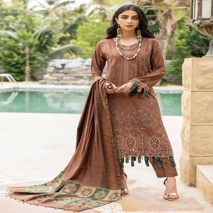 Vestido de viscosa Salwar Kameez bordado de tres piezas para damas paquistaníes por Dr. Haris Vol. Zareen para chicas de fiesta en India - Product Image 3