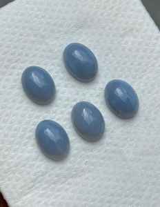 โอปอลสีน้ำเงินธรรมชาติทรงรีหลังแบน คุณภาพสูง ขัดเงา สำหรับทำเครื่องประดับ ขายส่ง - Product Image 5