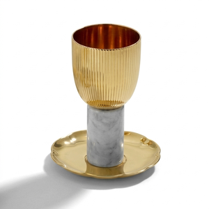 Coupe Kiddoush moderne martelée dorée avec base hexagonale en marbre – Ensemble durable, écologique, couleur personnalisable – Vin de Shabbat juif - Product Image 4