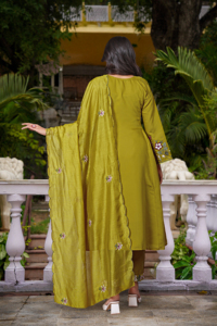 Ensemble Kurta et pantalon brodé à séchage rapide pour femme, style décontracté indien et pakistanais, coupe régulière, longueur standard, en Chanderi, idéal pour les fêtes - Product Image 6