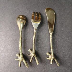 Ensemble décoratif d'apéritif en or à 3 pièces avec oiseau sur branche, comprenant une petite cuillère, une fourchette à trois branches et un épandeur arrondi. Durable - Product Image 5