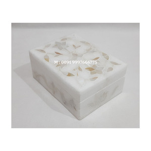 Magnifique boîte à bijoux rectangulaire en marbre blanc naturel fait main avec incrustation de nacre, idéale pour ranger et offrir des colliers. - Product Image 6
