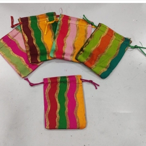 Sac Potli artisanal pour mini-cadeaux de fête, pochette en tissu à cordon de serrage de couleur assortie avec doublure intérieure, imprimé des deux côtés, sac cadeau - Product Image 2