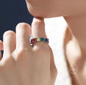 Anillo de compromiso y boda de lujo con circonitas cúbicas de corte baguette de colores arcoíris, chapado en oro de 14K sobre plata de ley, diseño de media eternidad e infinidad. - Product Image 2