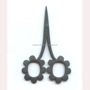 กรรไกรลายดอกเดซี่ขนาด 3.75 นิ้ว ยี่ห้อ Kelmscott Designs รุ่น Primitive Finish หรือ Red Finish สำหรับงานปักลายดอกไม้ กรรไกรงานฝีมือขนาดเล็ก - Product Image 3