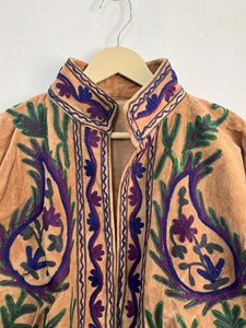 Chaqueta de Terciopelo Bordada a Mano Estilo Boho Suzani para Mujer, Chaqueta Corta Étnica con Diseño Floral, Colección Boutique - Product Image 3