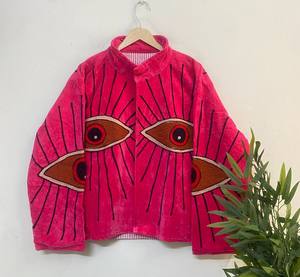 Veste matelassée en velours Suzani faite main par un designer – Manteau de luxe rose brodé main avec motif œil porte-bonheur, idéal pour mariage, fête, ou tenue d'extérieur. - Product Image 1