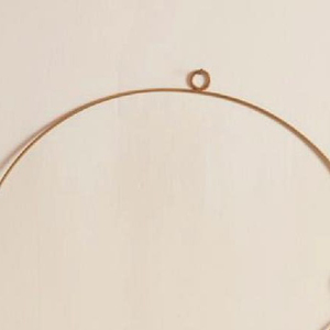 Couronne d'amour en fil métallique doré avec un joli accent en forme de cœur rose, parfaite pour une décoration murale élégante et romantique ou pour la décoration de la chambre de la Saint-Valentin - Product Image 5
