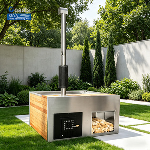 Vasca Idromassaggio Quadrata di Lusso a Legna per Benessere in Giardino e Relax in Resort - Bagno Spa Esterno in Cedro - Product Image 1