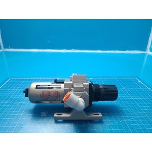 Filtre-régulateur pneumatique SMC AW30-N03E3-ZA, utilisé comme pièce détachée pour équipement semi-conducteur d'occasion - Product Image 1