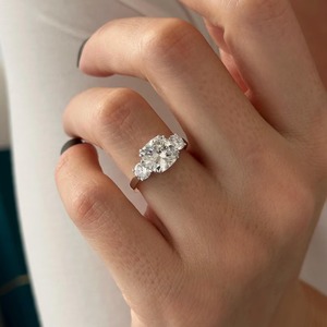 Bague de fiançailles à trois pierres en diamant de laboratoire de 3 carats, taille coussin carrée, E VVS2, en or blanc 14 carats avec accents latéraux, certifiée IGI - Product Image 2