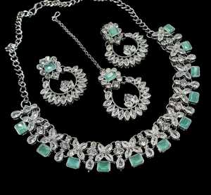 Conjunto de Collar, Pendientes y Anillo de Perlas de Cristal Geométricas de la Colección Fancy Plateada en Plata, Joyería de Boda para Mujer, Estilo Clásico - Product Image 1