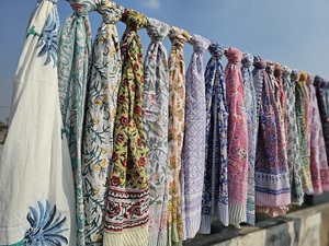 Lote al por mayor de pareos de playa para mujer con estampado de hojas hecho a mano en India, ligeros, para cubrir el bikini, pañuelo de verano - Product Image 3