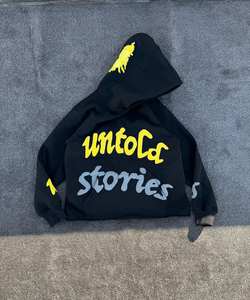 เสื้อฮู้ดผู้ชายสีดำพิมพ์ลายตัวอักษรกราฟิก Unfold Stories แขนยาวลำลอง - Product Image 1