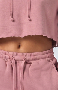 Ensemble de survêtement personnalisé en coton tricoté pour femme, avec sweat à capuche court coupe ajustée et pantalon de jogging évasé effet usé - Product Image 4