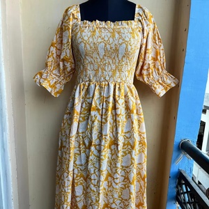 Vestido largo bohemio de algodón floral amarillo con cuello cuadrado estampado a mano estilo informal Vestido largo de algodón indio - Product Image 1