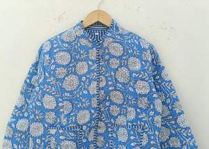 เสื้อแจ็คเก็ตผ้าฝ้ายลายดอกไม้สีฟ้า: เสื้อโค้ทแบบกลับด้านได้ ทำมือจากอินเดีย - Product Image 2