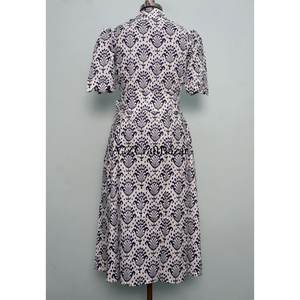 Robe midi en coton imprimée numériquement à motifs floraux faite à la main, col en V, manches courtes, silhouette trapèze, pour le bureau, la plage ou les occasions décontractées - Product Image 6