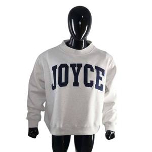 Sweat-shirt gris clair à col montant avec grande lettre bleu foncé sur le devant, coupe droite, manches longues, poignets et ourlet côtelés, personnalisation du logo - Product Image 6