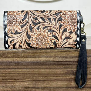 กระเป๋าคลัทช์หนังวัวแท้ลายนูนรูปดอกทานตะวัน งานแฮนด์เมด พร้อมสายคล้องมือสำหรับผู้หญิง กระเป๋าคลัทช์ใบยาวมีช่องซิป รับผลิตแบบ OEM ODM ขายส่ง - Product Image 5